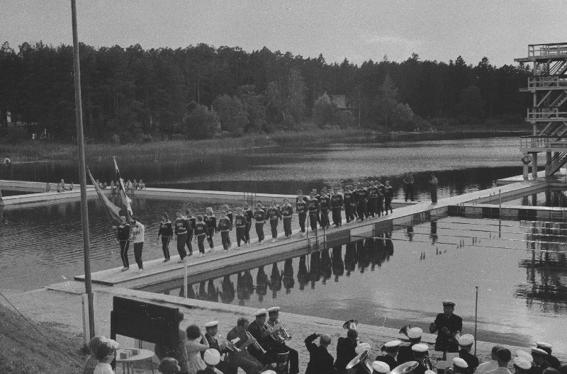 Võistlused sõudmise 100 aastapäeva tähistamiseks. (Esimene sõudeklubi Venemaal asutati 1860 aastal Peterburis).