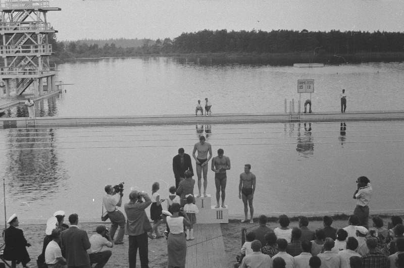 Võistlused sõudmise 100 aastapäeva tähistamiseks. (Esimene sõudeklubi Venemaal asutati 1860 aastal Peterburis).