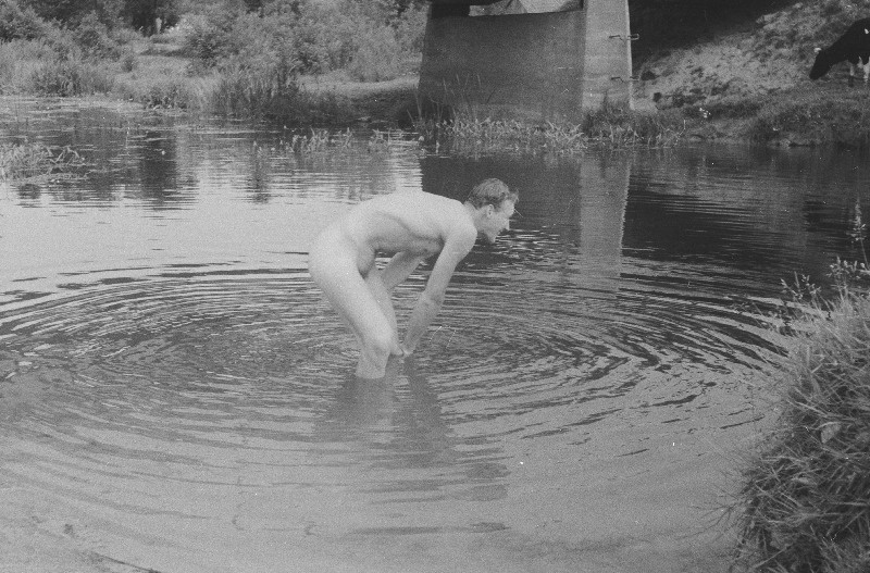 Võistlused sõudmise 100 aastapäeva tähistamiseks Moskvas. (Esimene sõudeklubi Venemaalasutati 1860 aastal Peterburis.) Teel võistluspaika. Pesemine jões.