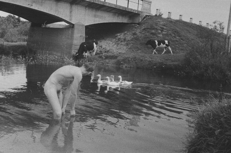 Võistlused sõudmise 100 aastapäeva tähistamiseks Moskvas. (Esimene sõudeklubi Venemaalasutati 1860 aastal Peterburis.) Teel võistluspaika. Pesemine jões.