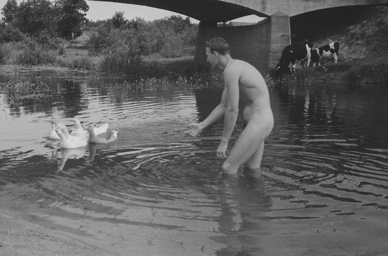 Võistlused sõudmise 100 aastapäeva tähistamiseks Moskvas. (Esimene sõudeklubi Venemaalasutati 1860 aastal Peterburis.) Teel võistluspaika. Pesemine jões.