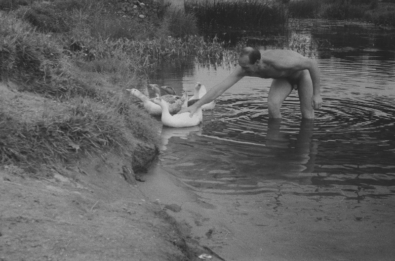 Võistlused sõudmise 100 aastapäeva tähistamiseks Moskvas. (Esimene sõudeklubi Venemaalasutati 1860 aastal Peterburis.) Teel võistluspaika. Pesemine jões.