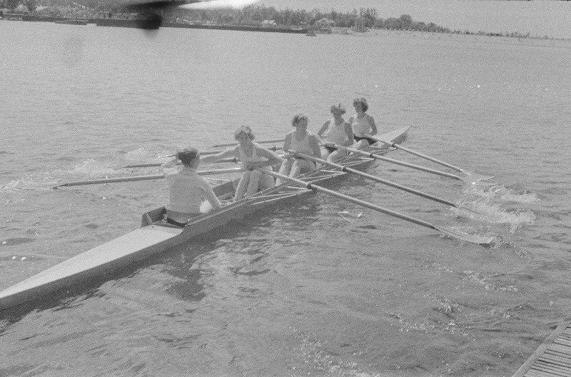 Võistlused sõudmise 100 aastapäeva tähistamiseks. (Esimene sõudeklubi Venemaal asutati 1860 aastal Peterburis).