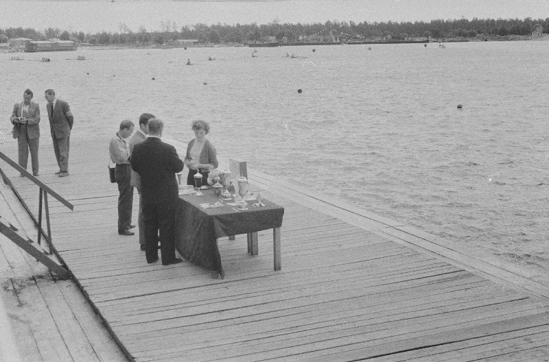 Võistlused sõudmise 100 aastapäeva tähistamiseks. (Esimene sõudeklubi Venemaal asutati 1860 aastal Peterburis).