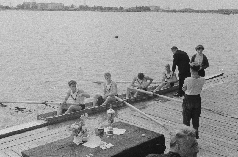 Võistlused sõudmise 100 aastapäeva tähistamiseks. (Esimene sõudeklubi Venemaal asutati 1860 aastal Peterburis).