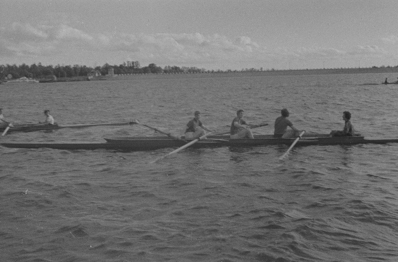 Võistlused sõudmise 100 aastapäeva tähistamiseks. (Esimene sõudeklubi Venemaal asutati 1860 aastal Peterburis).