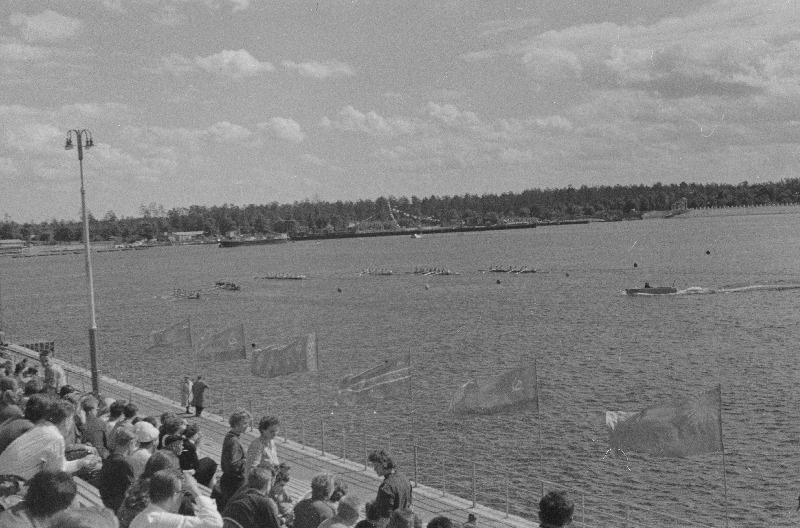 Võistlused sõudmise 100 aastapäeva tähistamiseks. (Esimene sõudeklubi Venemaal asutati 1860 aastal Peterburis).