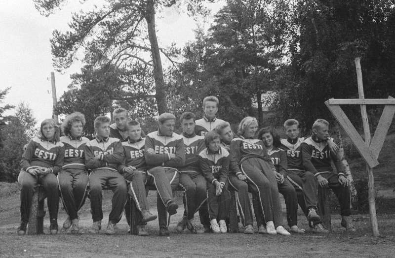 Nõukogude Liidu noorte esivõistlused sõudmises.eesti koondis puhkehetkel.