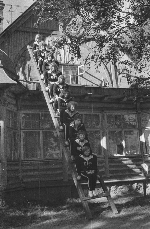 Nõukogude Liidu noorte esivõistlused sõudmises.Eesti naiskond poseerib majal asuval redelil.