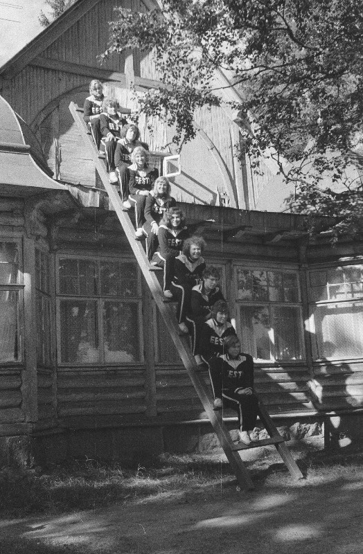 Nõukogude Liidu noorte esivõistlused sõudmises. Eesti naiskond poseerib majal asuval redelil.