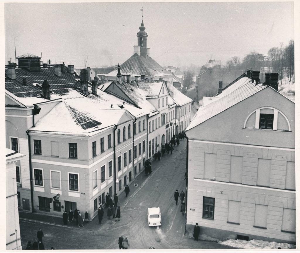 Tartu linnavaade. Vaade Ülikooli tänavale ülikooli peahoone katuselt. 1960ndatel.