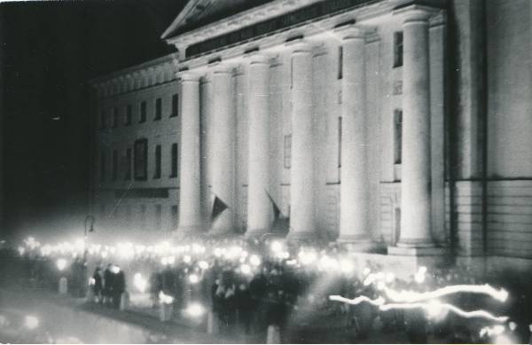 Tartu ülikool, üliõpilaste tõrvikurongkäik peahoone (Ülikooli 18) ees. 01.05.1947? Foto A. Koitla.