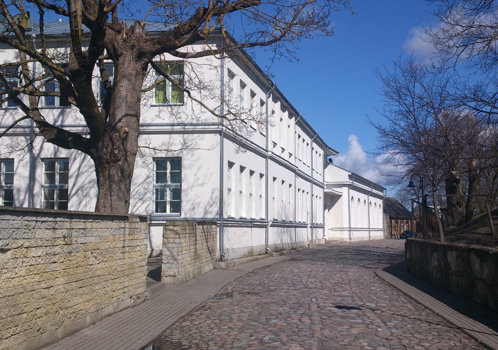 Kuressaare gümnaasiumi hoone Kohtu tänava poolt rephoto