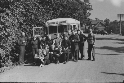 Nõukogude Liidu noorte esivõistlused sõudmises Leningradis.Grupifoto Pärnu Kalevi bussi taustal.  similar photo