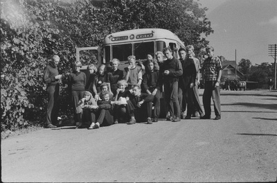 Nõukogude Liidu noorte esivõistlused sõudmises Leningradis.Grupifoto Pärnu Kalevi bussi taustal.  similar photo