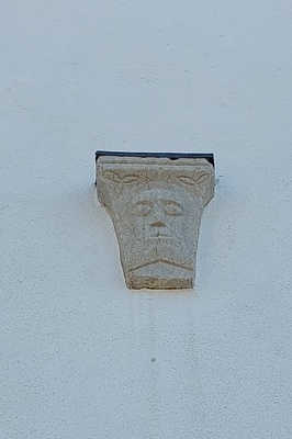 Risti kirik. Skulptuur ukse kohal rephoto