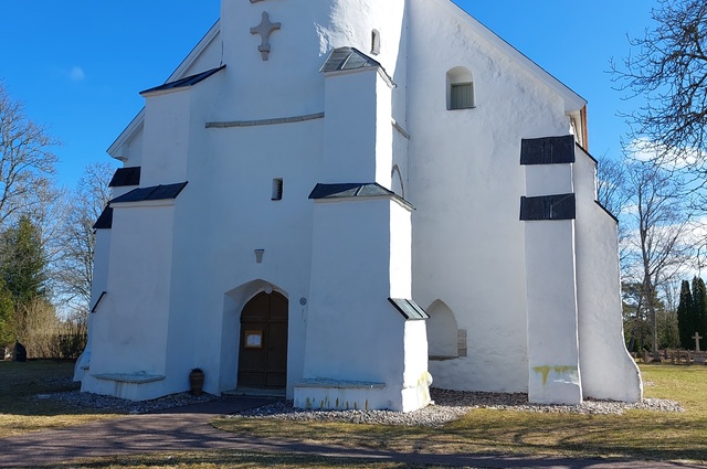 People in Padise County in front of the Church of Harju-Risti rephoto