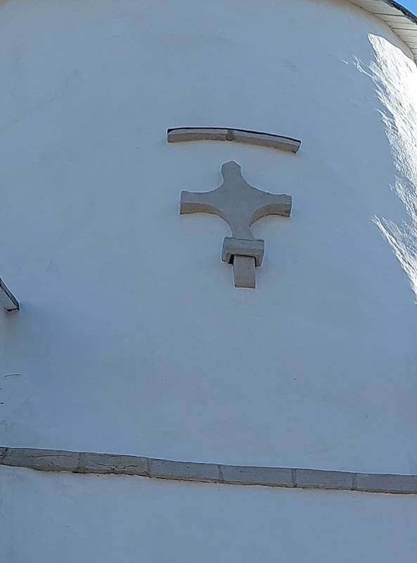 Harju-Risti kirik, rist fasaadil rephoto