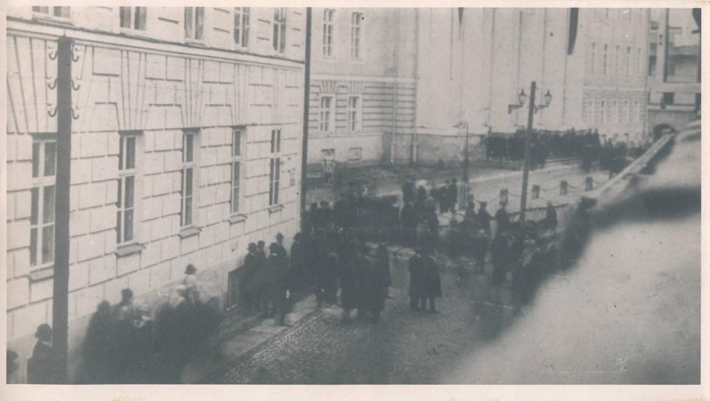 Grupifoto. Demonstratsioon Tartu Ülikooli peahoone ees. 1905.a.