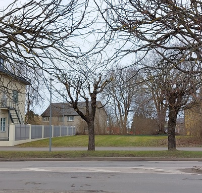 Maja Keilas Keskväljaku ja Luha tänava nurgal enne lammutamist rephoto