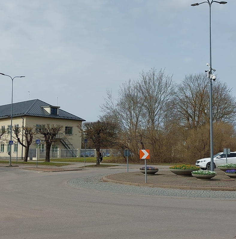 Maja Keilas Keskväljaku ja Luha tänava nurgal enne lammutamist rephoto