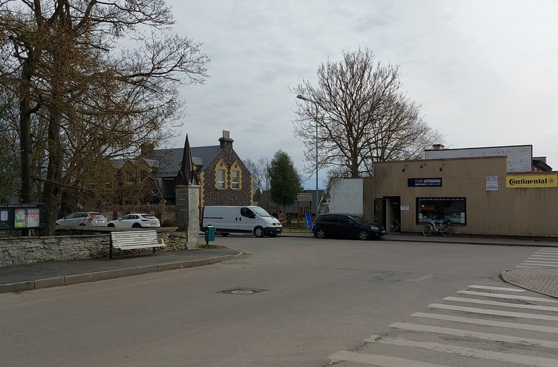 Bussipeatus kiriku ees Keilas rephoto