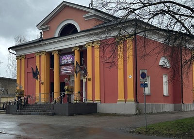Uue kino Komsomol hoone. rephoto