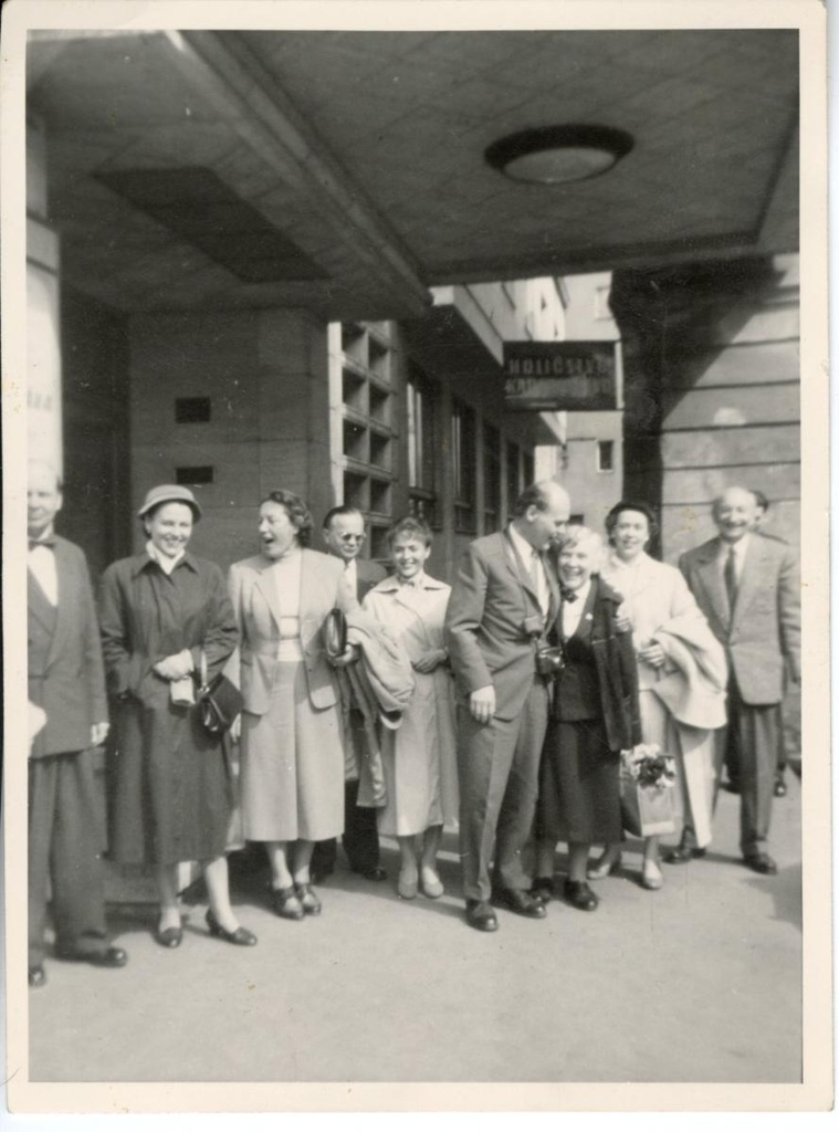 en grupp av personer, bl.a. fru Kivimaa, Jouko Tolonen, fru Lagus, Alila Tolonen (f. Kunnas)