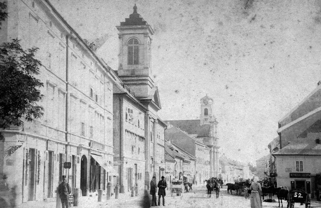 Kórház utca a Kórház templommal és az Erzsébet apácák templomával. Fortepan 19062 - lang