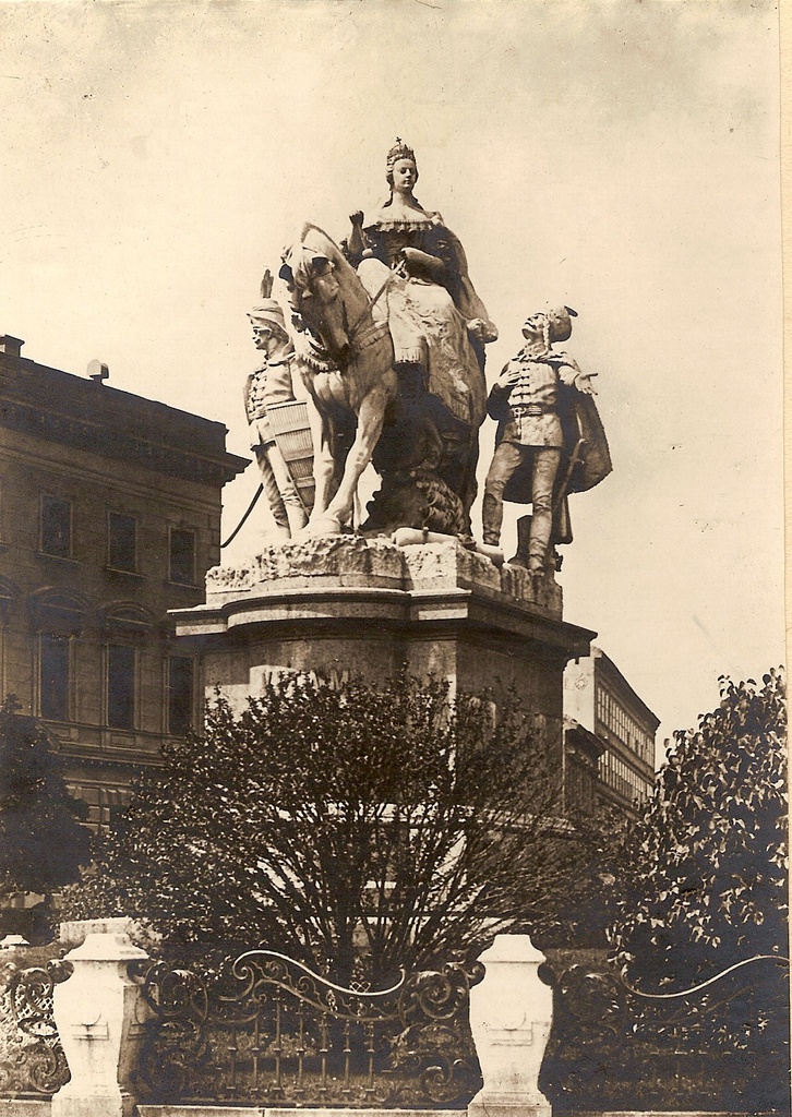 Maria Theresia-Denkmal in Preßburg - lang