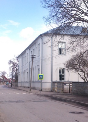 Kuressaare. Poeglaste gümnaasiumi hoone Pikal tänaval. rephoto