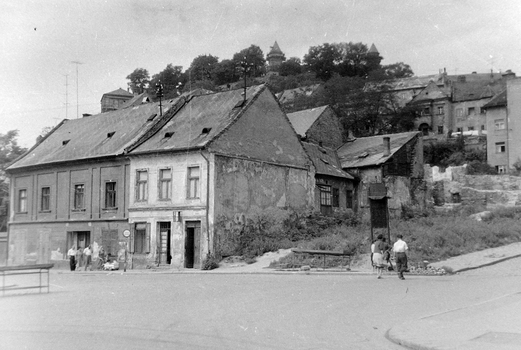 Hal tér, balra a Vodricz utca, a háttérben a vár. Fortepan 5426 - lang