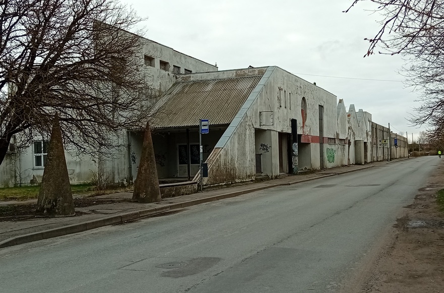 Autobaasi kontorihoone Kuressaares, eestvaade. Arhitekt Raivo Puusepp rephoto