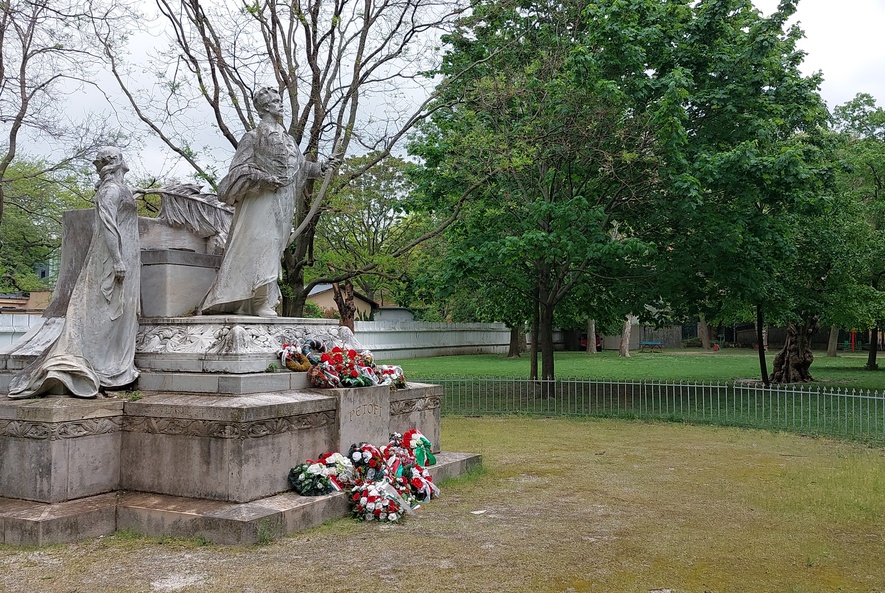 Pozsony Petofi szobor Ligetfaluban - This media shows the protected monument with the number 101-263/3 CHMSK/101-263/3,CHMSK/101-263(other) in the Slovak Republic. rephoto