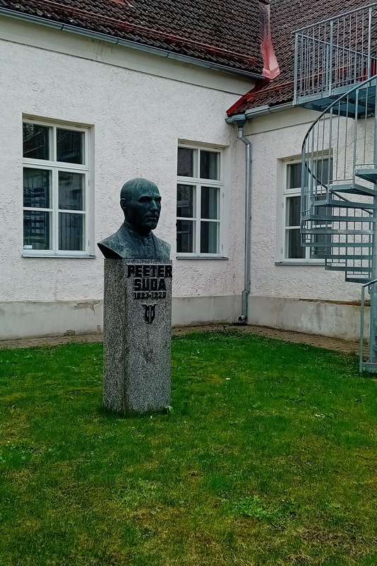 Peeter Süda monument Kuressaare Muusikakooli õues rephoto