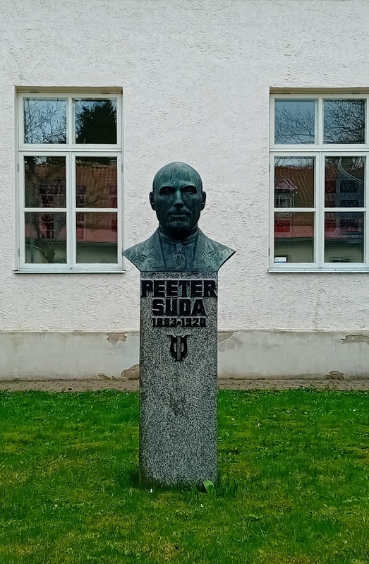 Peeter Süda monument Kuressaare Muusikakooli õues rephoto