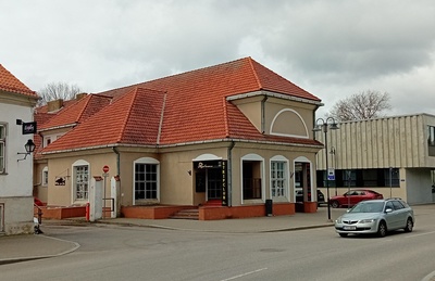 "Saare Kaluri" kolhoosi esinduskaupluse välisvaade. rephoto