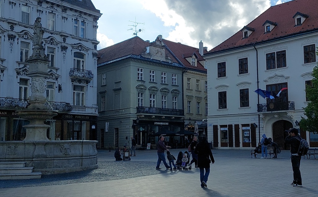 Fő tér (Hlavné námestie), közepén a Roland-kúttal. Fortepan 6995 - lang rephoto