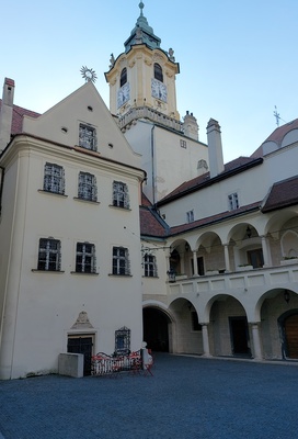 Courtyard of Old Town Hall in Bratislavalabel QS:Len,"Courtyard of Old Town Hall in Bratislava"
label QS:Lsk,"Nádvorie Starej radnice v Bratislave" rephoto