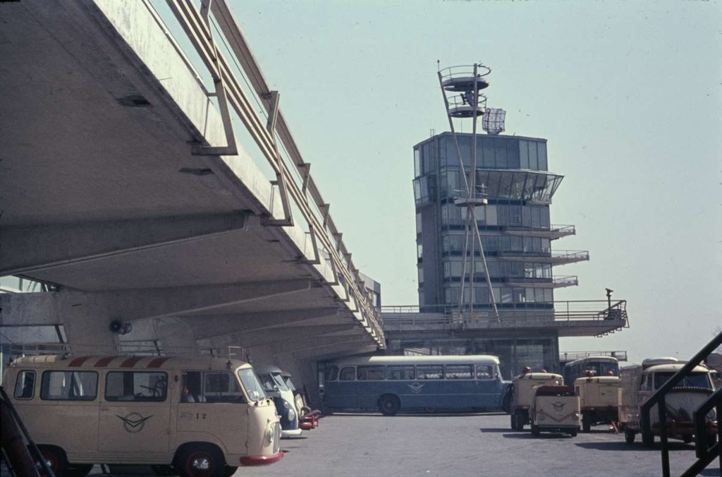 Wienin kansainvälisen lentokentän lennonjohtotorni huhtikuussa 1964