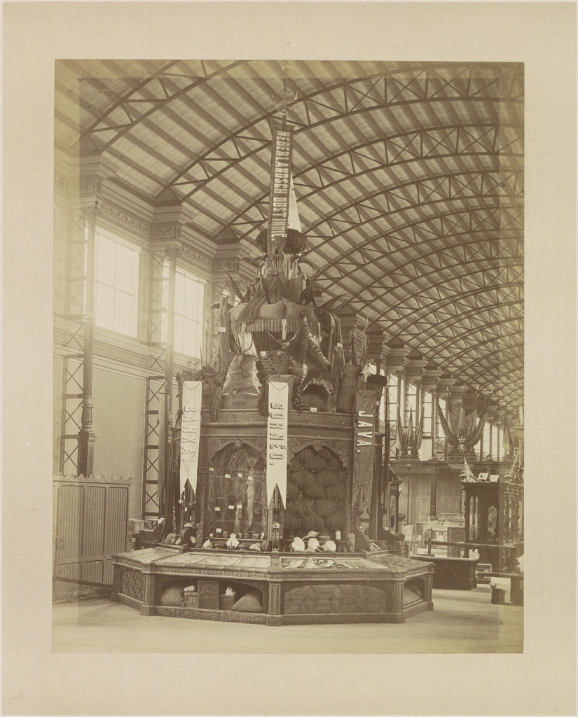 Stand met waren uit Nederlands-Indië op de Wereldtentoonstelling in Wenen, Weltausstellung in Wien 1873