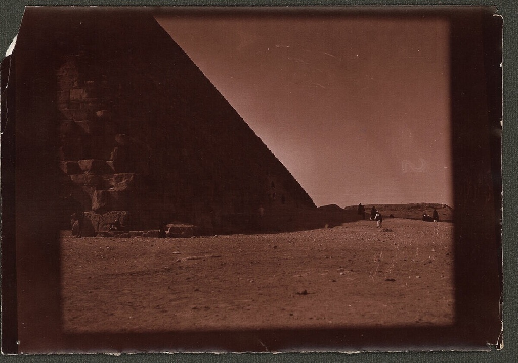 Cairo, at the foot of the great Pyramid of Giza - Caption: verso: M. "1717/<Solro?>/Cairo: At the foot of/large pyramid of/Gize.“, l.u. 20 XI 1908/11h” (pencil, vertical)