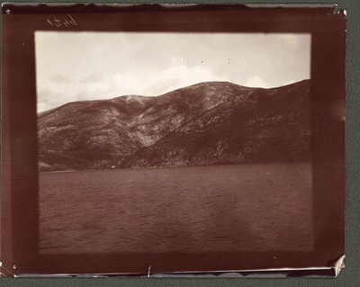 Caption: recto: l.o. “1749” (in negative, upside down, mirrored); verso: M. "1749 L/II/Ithaca: <miracle?> Possible geological/stratifications from the boat, “l. u.” 23 XI 1908/1h15 "(pencil, vertical)  duplicate photo