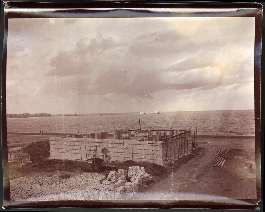 Caption: recto: l.o. “1668” (in negative, upside down, mirrored); verso: M. “1668 W/III/Alexandria: View from the window/Windsor Hotel onto the old/harbor u das Fort Kait Bay (den/alte Pharus),” l. “14 XI 1908/9h40” (pencil, vertical)