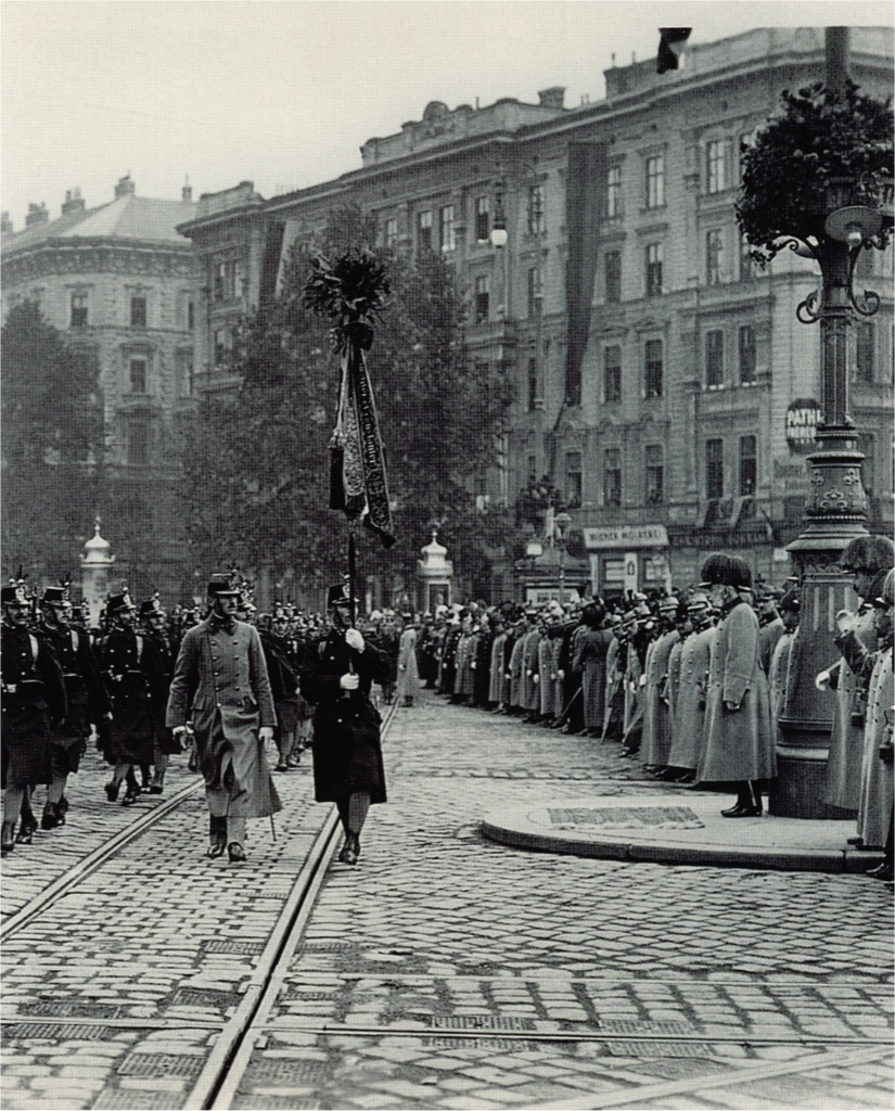 Militärparade ringstrasse wien - Soldiers of an austro-hungarian infantry regiment marching past the emperor Fracis Josef I. due to the centenary of the Battle of Leipzig