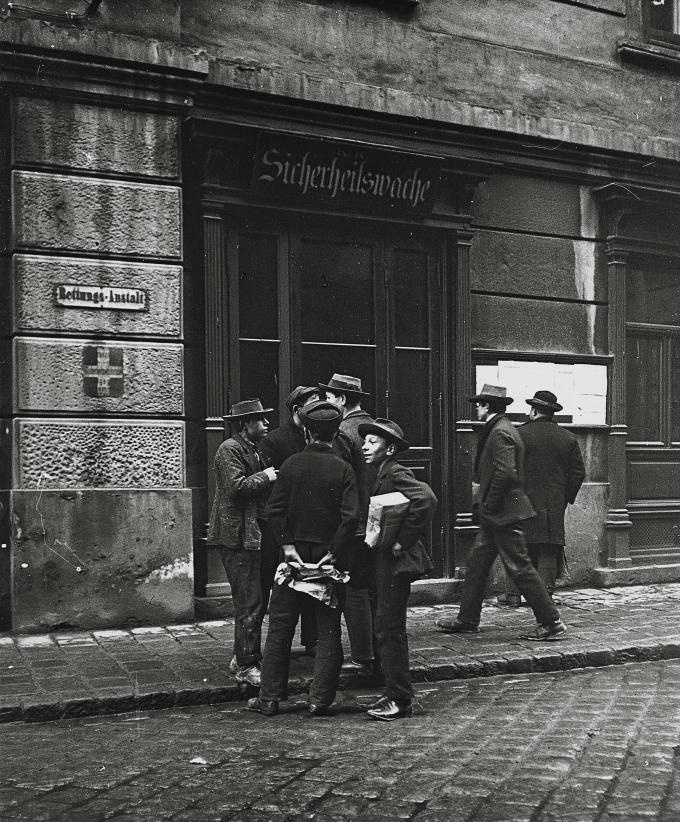 Emil Mayer 010 - Vor der Sicherheitswache, Wien