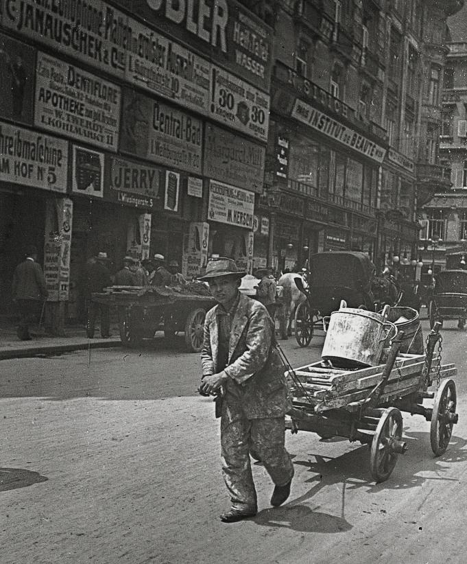 Emil Mayer 015 - Reklametafeln am Graben, Wien; vorne ein Malerlehrling mit Wagen