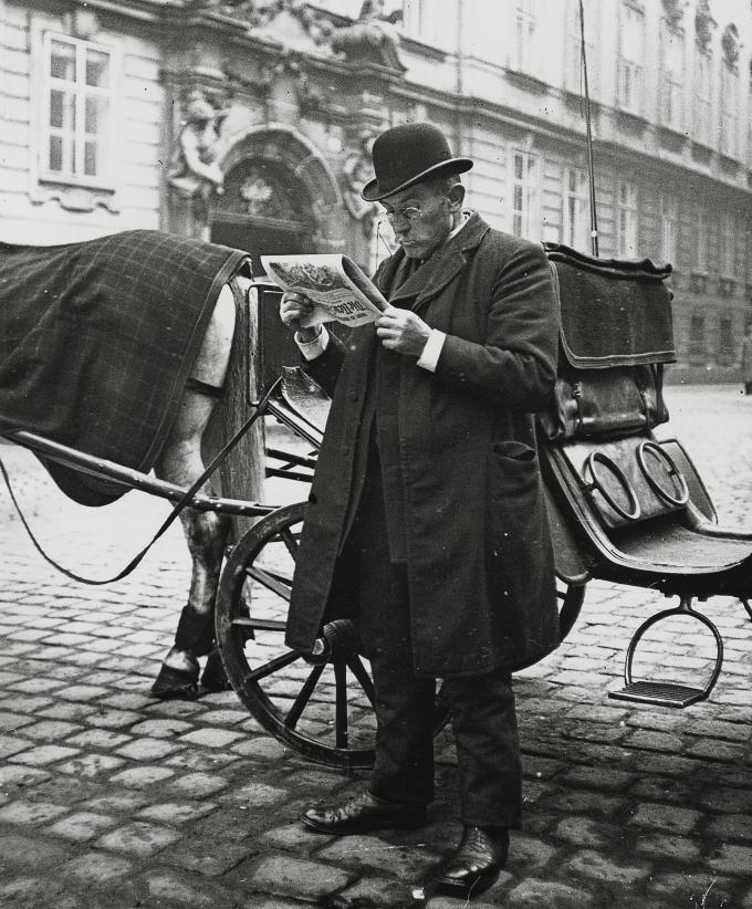 Emil Mayer 036 - Kutscher in der Pause beim Zeitungslesen, vor der Böhmischen Kanzlei am Judenplatz; Wien