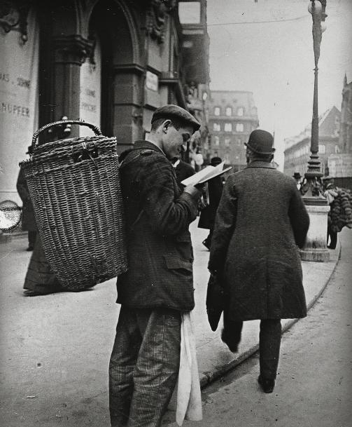 Emil Mayer 042 - Bäckerlehrling vor dem Haas-Haus, Wien