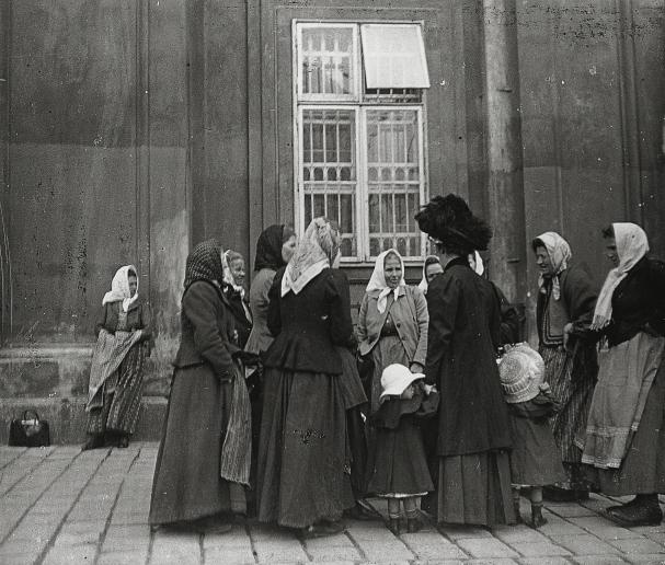 Emil Mayer 062 - "Reibfrauen"-Börse (Börse arbeitsloser Frauen für einfache Haushaltsdienste), bei der Kirche Am Hof, Photographie aus Wien